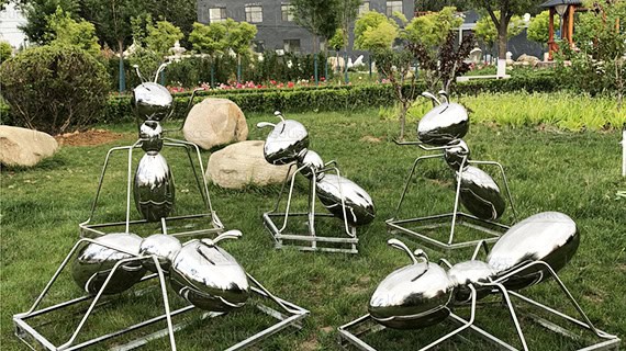 Large mirrored ant sculpture decoration for outdoor placement