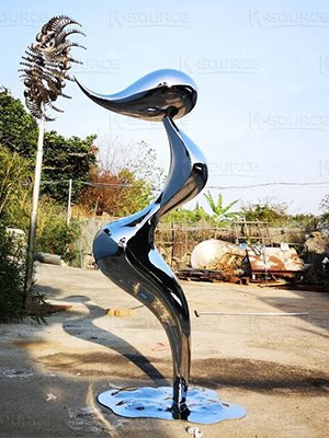 Stainless steel three-dimensional humanoid sculpture with mirror-like surface