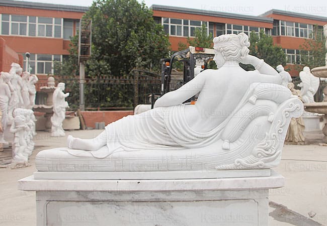 The restored sculpture of Sleeping Beauty is vivid and lifelike, and the folds and light details of the clothes are in place.