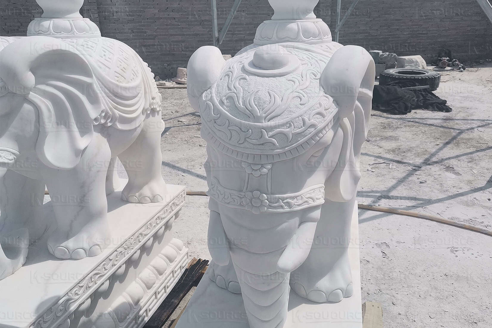 the marble elephant has the auspicious functions of gathering wealth, receiving blessings, holding down the house, etc.