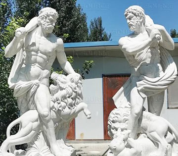 The statues depict Hercules fighting a lion.