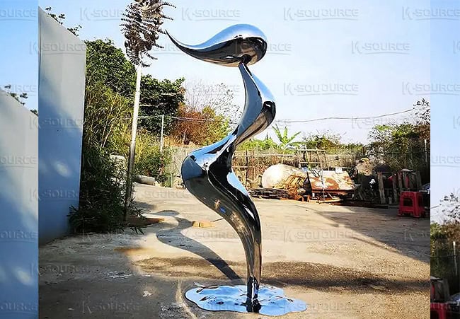 Metal sculptures treated with high polishing technology