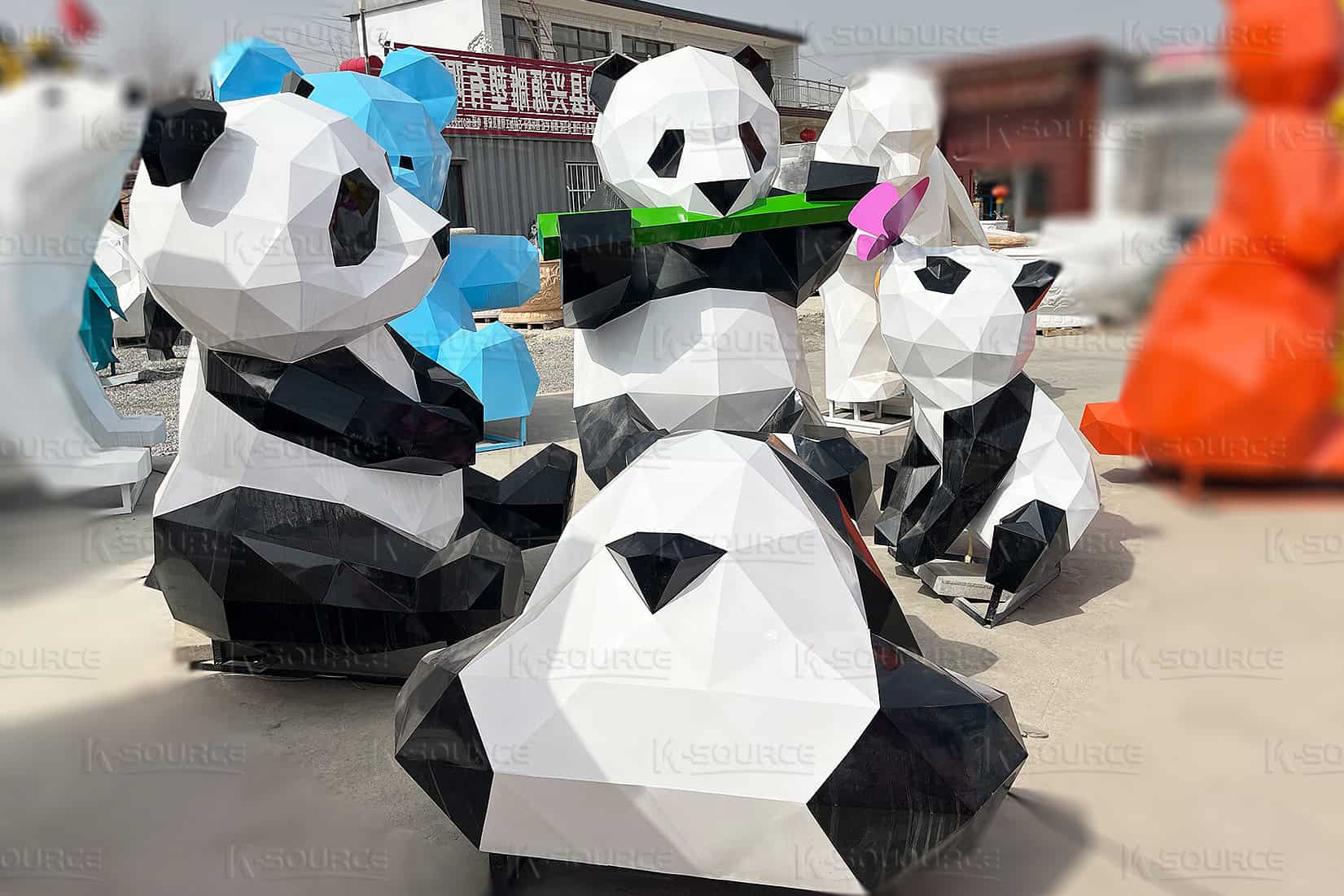 The surface of the panda sculpture is very smooth, the color is very uniform