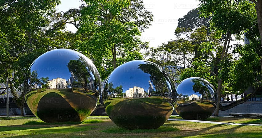 Large mirrored stainless steel sphere sculpture suitable for outdoor lawn decoration