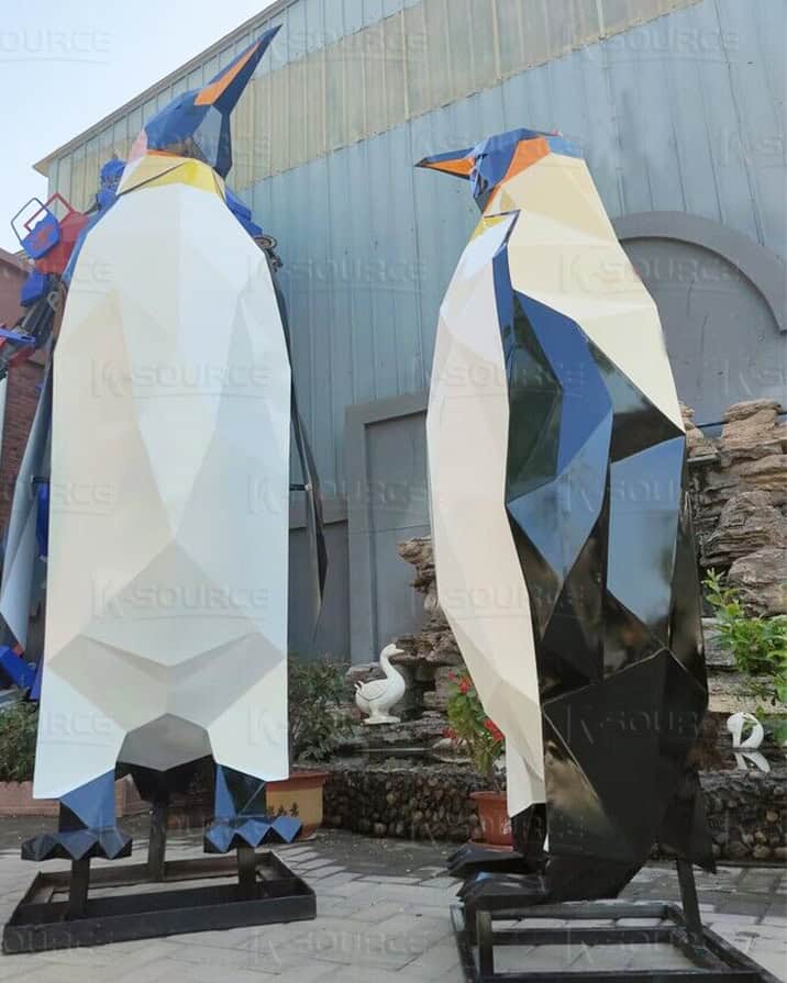 The abstract metal penguin sculpture can not only meet people’s aesthetic needs but also bring surrounding commercial value.