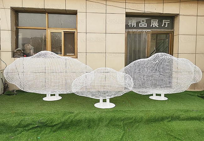 It can be placed directly on the grass, with white clouds dotted on the green grass
