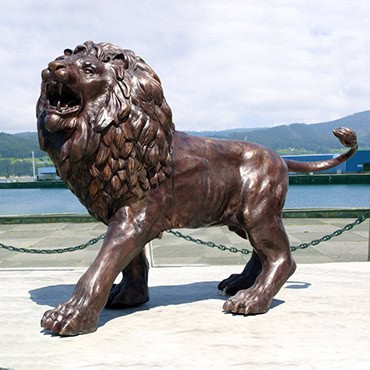 bronze growling lion statues
