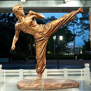 Bruce Lee kicking statue